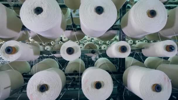 Vista superior de bobinas de fiação com fios brancos. Equipamento de produção de fábrica de vestuário . — Vídeo de Stock