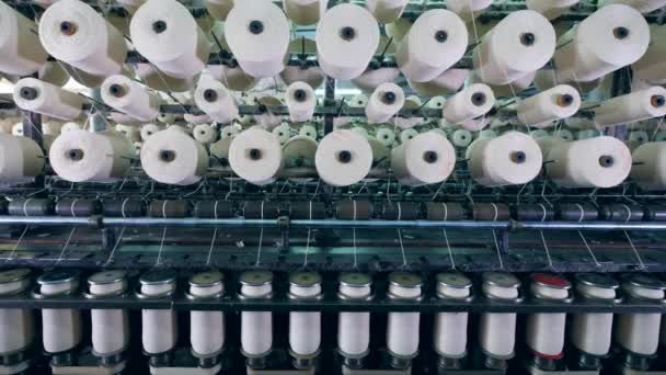 Přizpůsobení procesu provádí na průmyslové stroje s cívky v textilní továrně. — Stock video