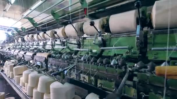 Plagget fabriken maskin slingrande trådar. Factory textilutrustning. — Stockvideo