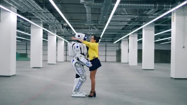 Robô semelhante ao humano e uma senhora estão abraçando — Vídeo de Stock