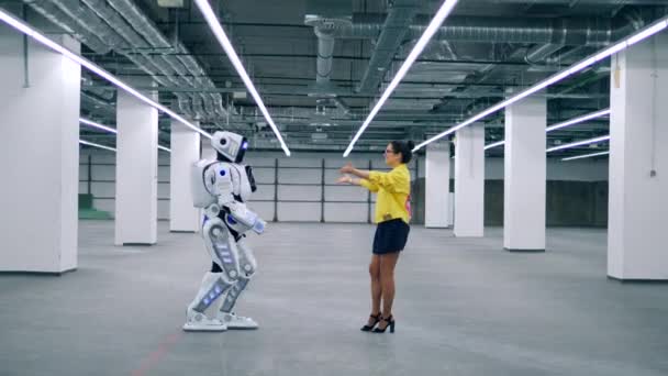 Jonge vrouw en een cyborg zijn knuffelen en praten — Stockvideo