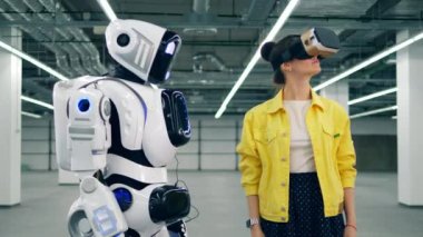 Vr-gözlüklü bir kız bir cyborg el dokunuyor