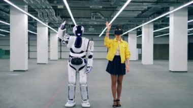 Uzun boylu cyborg hareketleri Vr-gözlüklü bir kız sonra tekrar ediyor