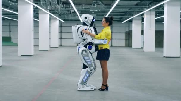 Een dame is een cyborg holding en in gesprek met het — Stockvideo