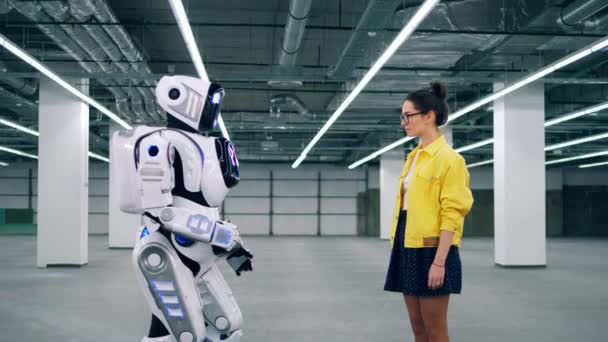 Mens-achtig cyborg is het nemen van een meisjes hand — Stockvideo