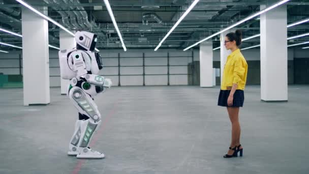 Bionischer Roboter und eine junge Dame berühren sich gegenseitig an den Händen — Stockvideo