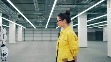 İnsan benzeri robot çiçek genç kadın için veriyor