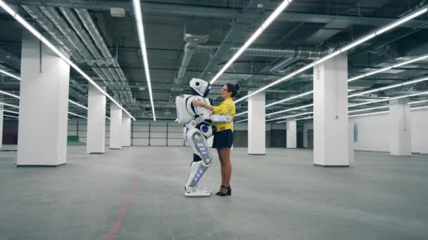 Mens-achtig cyborg en een dame houden elkaar — Stockvideo