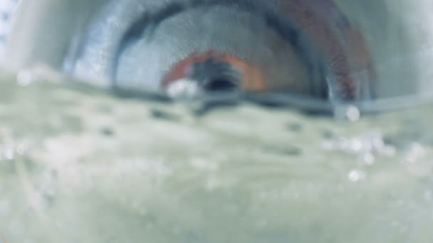 Essence, essence coulant dans le réservoir de l'automobile .