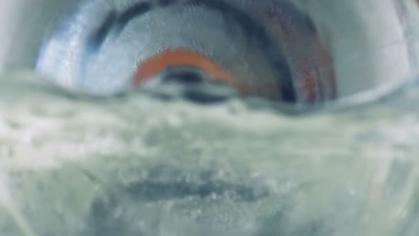 Essence coulant dans le véhicule. Flux d'essence dans le réservoir du véhicule .