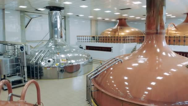 Produzione di birra in un moderno stabilimento con contenitori in metallo . — Video Stock