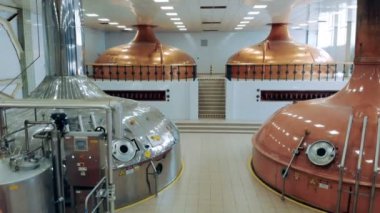 Modern ekipman bira kaplarda yapma bir bira fabrikasında çalışıyor.
