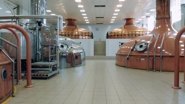 Tanques de metal para trabajos cerveceros en una instalación moderna . — Vídeo de stock