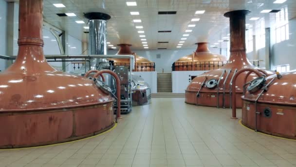 Пивоварне обладнання заводу зберігає алкоголь на сучасному об'єкті . — стокове відео