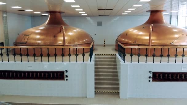 Proces warzenia piwa w zbiornikach metalowych w fabryce. — Wideo stockowe