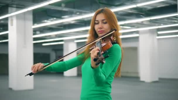 Brons-haired kvinna skickligt spela fiol — Stockvideo
