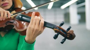 Bir kadın tarafından oynanan bir keman yakın çekim