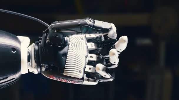 En bionic protes fungerar, böja metall fingrar. Innovationsbegreppet — Stockvideo
