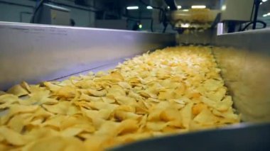 Kızarmış cips sıraladıktan sonra yavaş hareket fabrika konveyör.