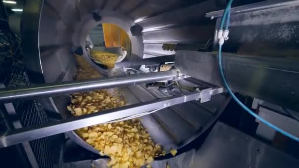 Tovární zařízení otočí brambůrky ve stroji, přidání dochucovadla. — Stock video