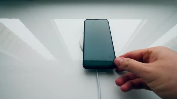 Chargeur à induction fonctionne avec un smartphone avec un faible niveau de batterie .