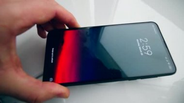 İndüksiyon şarj cihazı üzerinde yalan bir cep telefonu şarj eder.