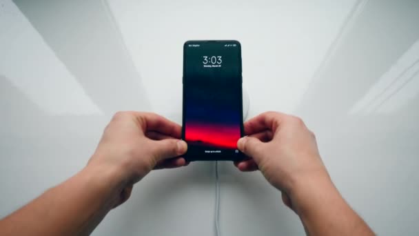 El recargador moderno funciona con un smartphone sin cables . — Vídeo de stock