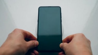 Bir kablosuz şarj istasyonu modern bir akıllı telefon şarj eder. Kablosuz şarj konsepti.