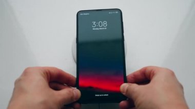 Modern bir istasyonda kablosuz şarj Smartphone. Kablosuz teknoloji kavramı.