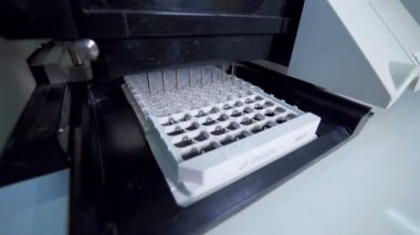 Tüpler bir tepsi ile sıvı bir klinikte çalışan makine doldurur.