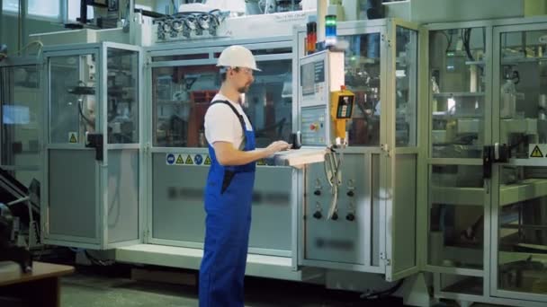 Tablero de control está siendo operado por un trabajador de fábrica masculino — Vídeos de Stock