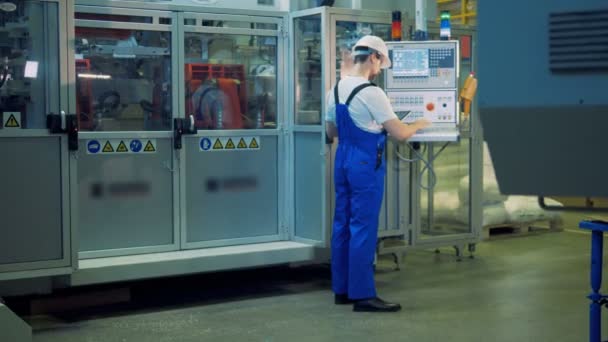 La máquina de planta está siendo gestionada por el especialista a través del panel de control — Vídeos de Stock