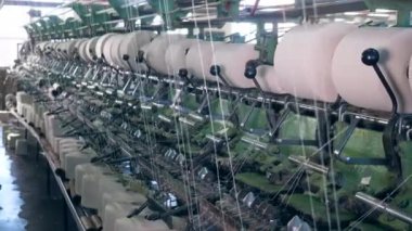 Fabrika ekipmanları, otomatik olarak sarma iplik ile çalışır.