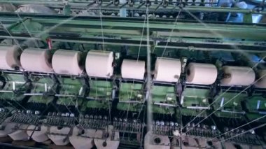 Modern makineler bir tesis odasında iplik biriktirme. Endüstriyel Tekstil Fabrikası.
