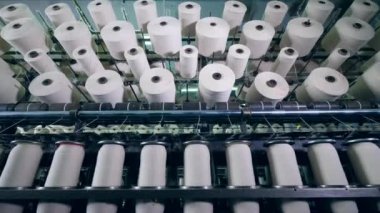 Endüstriyel tekstil fabrikasında modern makinede lif biriktirme ile clews.