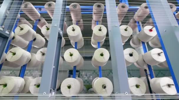 Tekstil fabrikasında lif ile biriktirilen bobin satırları. — Stok video