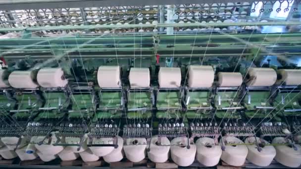 Fiber gespoold op klossen op een textielfabriek. — Stockvideo