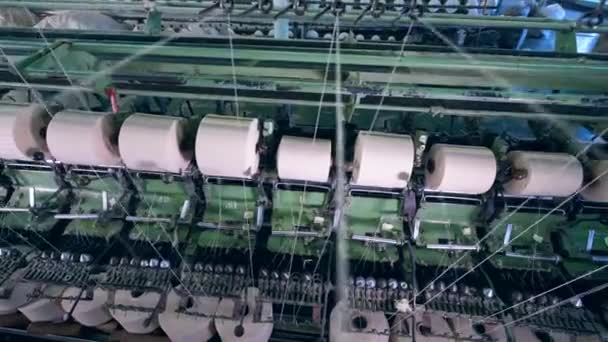 Machines modernes bobinage des fils dans une salle d'installation. Usine textile industrielle .