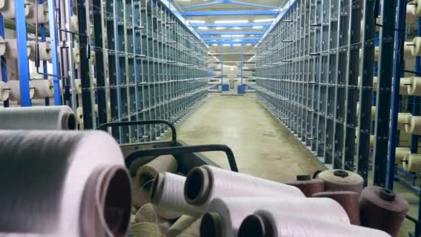 Muchas clews con hilos almacenados en una instalación en una fábrica . — Vídeos de Stock