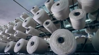 Tekstil Fabrikası makinesi bobin üzerine iplik biriktirme. Endüstriyel kumaş üretim hattı