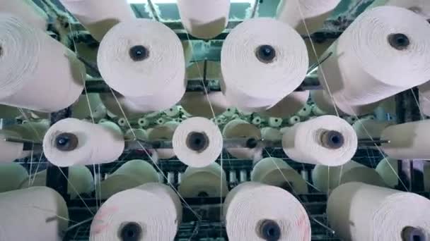 Промышленное оборудование вращает клеи с волокном на промышленной текстильной фабрике . — стоковое видео