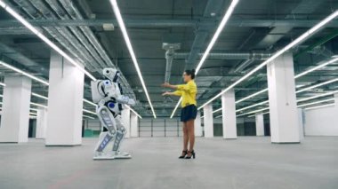 Cyborg ve genç kadın toplantı sırasında birbirlerine sarılmak.