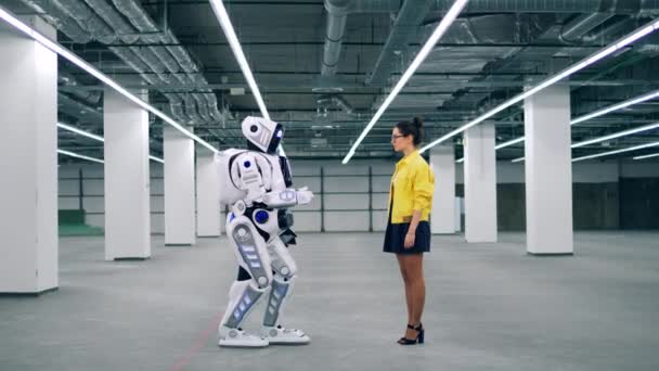 Witte robot en een vrouw Touch handen, groeten elkaar. — Stockvideo