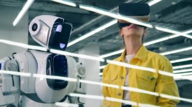 VR gözlük giyen bir kadın dokunuşlar robotlar el.
