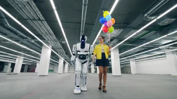 Robot bianco cammina con una donna, tenendole la mano . — Video Stock