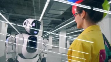 Genç kadın Android için renkli balonlar demet verir.