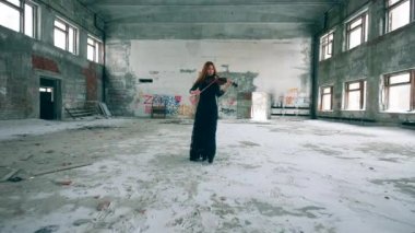 Keman oynarken Redhead Bayan salon boyunca yürüyor