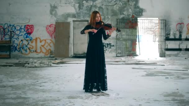 Edificio abandonado con una violinista tocando el instrumento — Vídeos de Stock