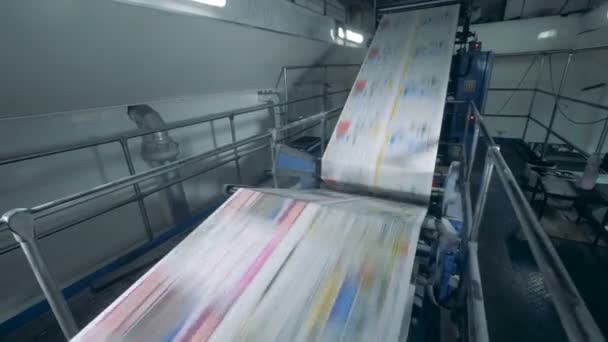 Giornale colorato che si muove su un trasportatore tipografico, tecnologia moderna . — Video Stock