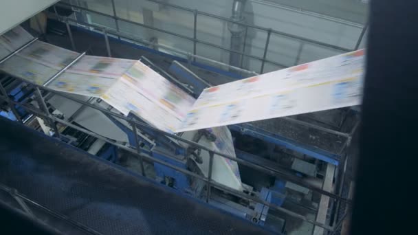Utskrifts kontors transport ören arbetar med tidnings-, automatiserade maskiner. — Stockvideo